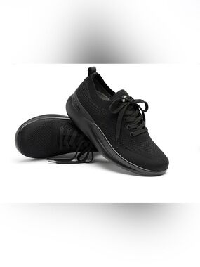 NWT MOSHN LEAP WOMEN’S BLACK/BLACK SNEAKER - SZ 6